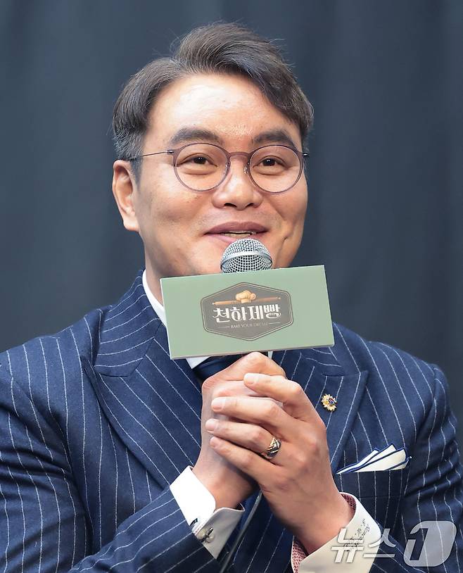 심사위원 이석원이 30일 서울 마포구 스태포드호텔에서 열린 MBN K-베이커리 서바이벌 ‘천하제빵 : 베이크 유어 드림’ 제작발표회에 참석해 포즈를 취하고 있다. '천하제빵'은 단순한 음식을 넘어 하나의 트렌드가 된 'K-빵'의 열풍을 이끌, 세계최강 제과제빵사를 선발하는 국내 최초 'K-베이커리 서바이벌'이다. 전국 팔도에서 모인 명장부터 세계적인 파티시에, 참신한 레시피의 재야 제빵사까지, 전 세계 72명 제빵, 제과사들이 계급장을 떼고 펼치는 초대형 글로벌 제과제빵 대전이다. 2026.1.30/뉴스1 ⓒ News1 권현진 기자