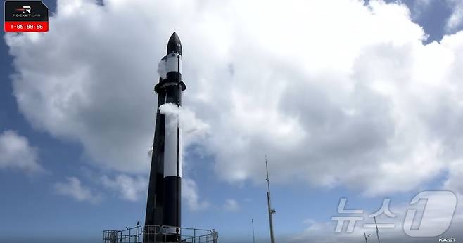 30일 오전(한국시간) 한국의 초소형 군집위성 '네온샛(NEONSAT)' 성능 검증용 위성이 로켓랩 사의 일렉트론 발사체에 실린 채 뉴질랜드 마히아 발사장에서 대기 중인 모습. 2026.01.30/뉴스1(유튜브 갈무리) ⓒ News1 김민수 기자