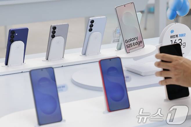 5일 서울 강남 삼성에서 고객들이 삼성전자 갤럭시 S25 시리즈를 살펴보고 있다.2025.8.5/뉴스1 ⓒ News1 신웅수 기자