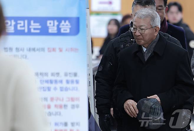 '사법농단' 의혹을 받는 양승태 전 대법원장이 30일 서울 서초구 서울고등법원에서 열린 직권남용 권리 행사 방해 혐의 2심 선고 공판에 출석하고 있다. 2026.1.30/뉴스1 ⓒ News1 김성진 기자