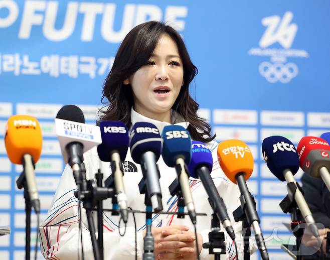 이수경 2026 밀라노·코르티나담페초 동계올림픽 대한민국 대표팀 선수단장이 30일 오전 인천국제공항 제2터미널에서 이탈리아 밀라노로 출국 전 취재진과 공식 인터뷰를 하고 있다. 2026.1.30/뉴스1 ⓒ News1 김진환 기자