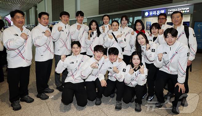 2026 밀라노·코르티나담페초 동계올림픽에 출전하는 대한민국 대표팀 선수들이 30일 오전 인천국제공항 제2터미널을 통해 이탈리아 밀라노로 출국 전 유승민 대한체육회장과 기념 촬영을 하고 있다. 2026.1.30/뉴스1 ⓒ News1 김진환 기자