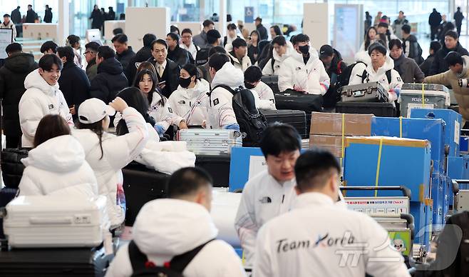 2026 밀라노·코르티나담페초 동계올림픽에 출전하는 대한민국 선수단과 관계자들이 30일 오전 인천국제공항 제2터미널을 통해 이탈리아 밀라노로 출국에 앞서 준비하고 있다. 2026.1.30/뉴스1 ⓒ News1 김진환 기자