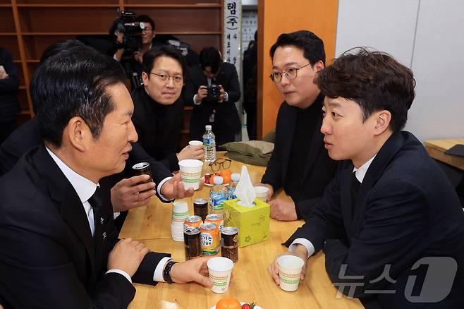 이준석 개혁신당 대표가 30일 오후 서울 종로구 서울대학교병원 장례식장에 마련된 故 이해찬 전 국무총리의 빈소에서 조문을 마친 후 정청래 더불어민주당 대표와 대화하고 있다. 2026.1.30/뉴스1 ⓒ News1 사진공동취재단