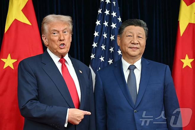 도널드 트럼프 미국 대통령(왼쪽)과 시진핑 중국 국가주석이 작년 10월 30일 부산 김해국제공항 옆 김해공군기지에서 정상회담 전 인사를 나누고 있다. ⓒ AFP=뉴스1 ⓒ News1 송원영 기자