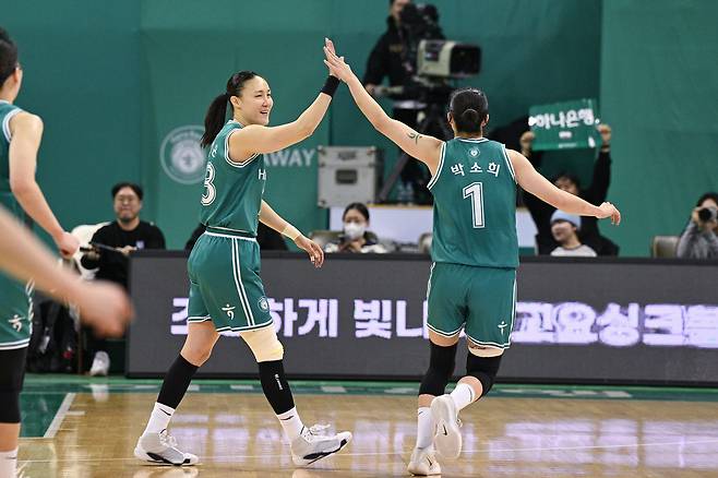 여자 프로농구 하나은행, BNK 꺾고 2연패 탈출…선두 유지
