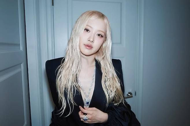 “할머니 분장하고 데이트”…로제, ‘공개 연애 0번’ 비법 밝혔다