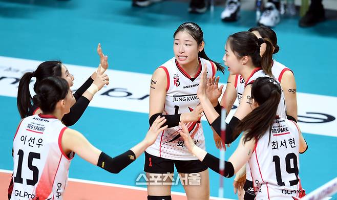 정관장 인쿠시가 20일 서울 장충체육관에서 열린 2025~2026 V-리그 GS칼텍스와 경기에서 득점 후 동료들과 하이파이브를 하고 있다.  2026. 1. 20. 장충 | 최승섭기자 thunder@sportsseoul.com