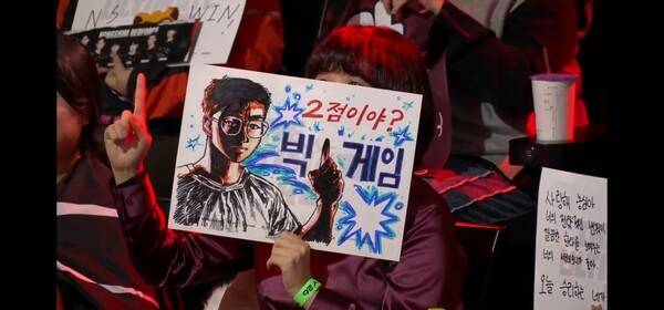 농심 레드포스가 '킹겐' 황성훈의 압도적인 탑 존재감을 앞세워 KT 롤스터를 연이어 제압하며 슈퍼 위크에서 세트 스코어 2-0 리드를 잡았다.(농심레드포스 & KT롤스터 =2:0). /사진=네이버 치지직 라이브영상 캡처