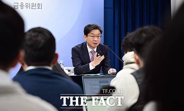 이억원 금융위원장이 28일 오전 서울 종로구 정부서울청사에서 열린 출입기자단 월례 간담회에 참석해 발언을 하고 있다. /임영무 기자