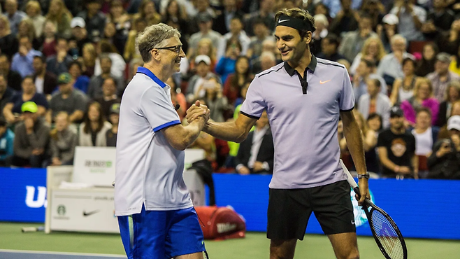 로저 페더러와 플레이하고 있는 빌 게이츠.&nbsp;