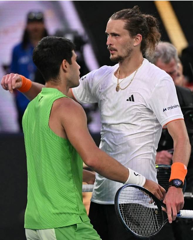 2026 호주오픈 남자단식 4강전에서 5시간27분 혈투 끝에 희비가 엇갈린 카를로스 알카라스와 알렉산더 츠베레프(오른쪽). 사진 호주오픈