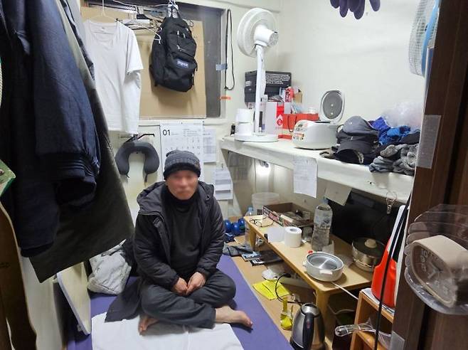 28일 서울 용산구 동자동 쪽방촌에서 지내는 김청기씨가 자신의 방을 소개하고 있다. 건설 현장에서 일하다 사고로 머리와 무릎을 다친 뒤 홀로 지내온 그는 시린 추위만큼이나 외로움이 힘들다고 털어놨다. 박재현 기자