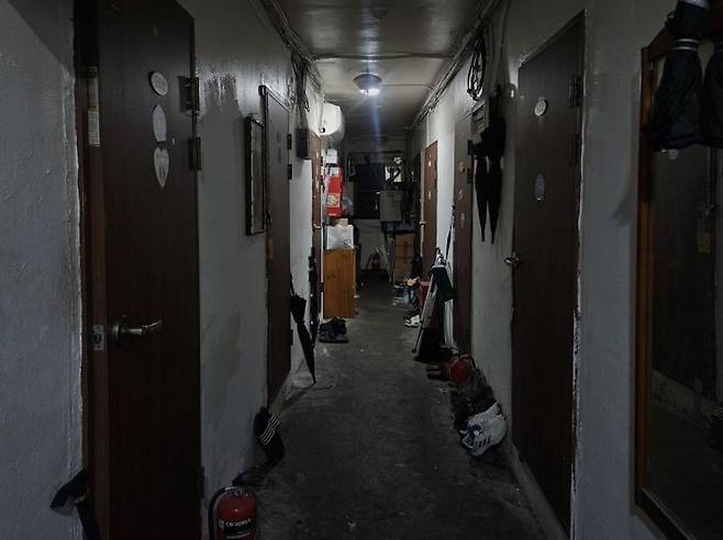 체감온도 영하 16도의 한파가 들이닥친 28일 서울 용산구 동자동 쪽방촌. 다닥다닥 쪽방들이 늘어선 복도에는 바깥과 다름없는 냉기가 가득했고, 어두컴컴한 조명 탓에 한층 싸늘한 기운이 감돌았다. 박재현 기자