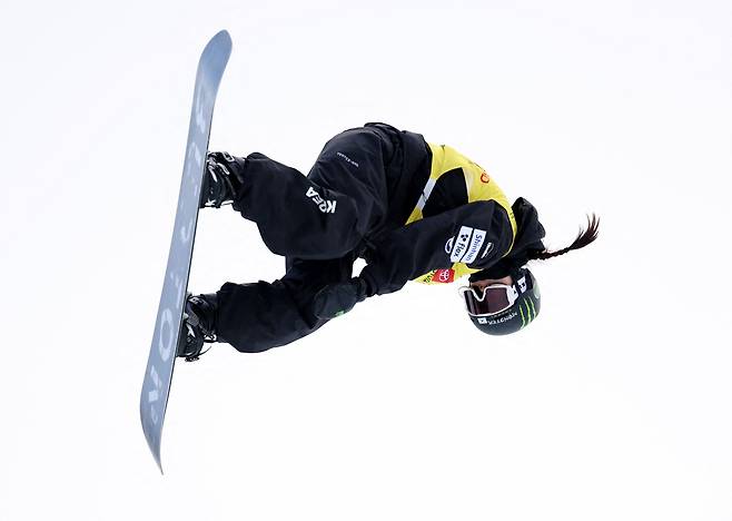 한국 스노보드 하프파이프 기대주 최가온(왼쪽)이 지난달 도요타 US 그랑프리 결승전에서 공중으로 떠올라 회전하고 있다./AFP 연합뉴스