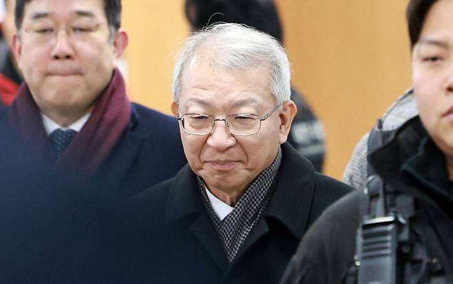 '사법 행정권 남용 사건' 혐의를 받는 양승태 전 대법원장이 30일 오후 서울 서초구 서울고법에서 열린 직권남용 혐의 등 사건 2심 선고 공판에 출석하고 있다. /고운호 기자