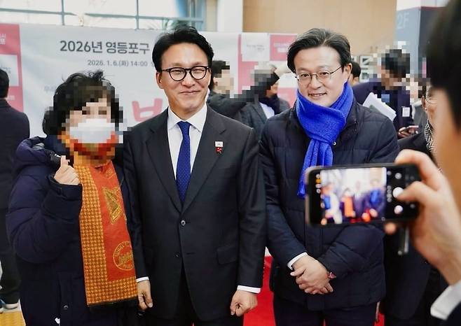 지난 17일 김민석(가운데) 총리와 채현일(오른쪽) 의원이 총리 관저에서 열린 더불어민주당 당원 행사에 참석하며 기념 촬영을 하는 모습 /서민민생대책위원회 제공