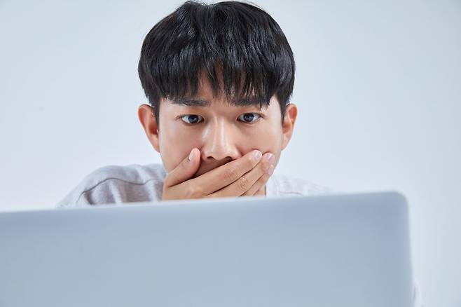 제미나이의 ‘연결된 앱’ 기능을 통해 연락처 접근 권한이 활성화될 경우, 대화 도중 의도치 않은 문자 발송 사고가 발생할 수 있다. 사용자는 구글 설정에서 워크스페이스 및 연락처 연동 여부를 수시로 확인하여 AI의 기기 제어 권한을 관리해야 한다. 사진=게티이미지뱅크.