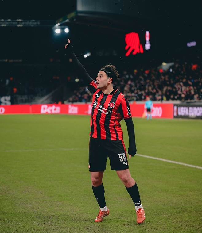 측면 공격수 아랄 심시르(미트윌란)가 30일 열린 디나모 자그레브(크로아티아)와의 유럽축구연맹(UEFA) 유로파리그(UEL) 리그 페이즈 경기에서 손을 치켜들고 있다. 미트윌란은 이날 심시르의 결승골에 힘입어 2-0 승리를 거뒀다. 사진 출처 미트윌란 인스타그램