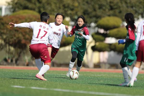 축구하는 여학생들의 소중한 경기 기회! 'FC온라인'이 제주도 축구캠프로 이어진 비결은