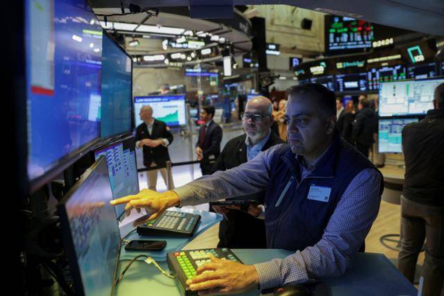 29일 미국 뉴욕 증권거래소(NYSE)에서 트레이더들이 업무를 보고 있다. 뉴욕=로이터 연합뉴스