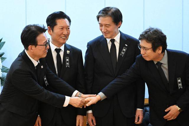 김민석 국무총리가 27일 서울 종로구 서울대학교병원 장례식장에 마련된 이해찬 민주평화통일자문회의 수석부의장 빈소에서 정청래 더불어민주당 대표, 조국 조국혁신당 대표, 유시민 작가와 대화하고 있다. 뉴시스