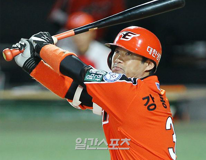 KIA에서 한화로 옮긴 뒤 선수 생활 말년에 화려하게 재기한 강동우. [사진 일간스포츠 DB]
