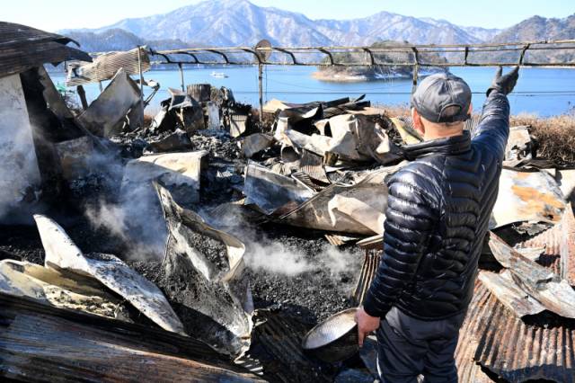 ▲ 28일 발생한 화재로 춘천시 북산면 대곡리의 주택과 창고가 전소됐다. 화재현장까지 도로가 없어 강을 따라 선박으로만 진입이 가능해 피해가 커졌다. 29일 피해 주민이 화재 진화를 위한 유일한 통로인 선착장 쪽을 바라보며 당시 상황을 설명하고 있다.  김정호 기자