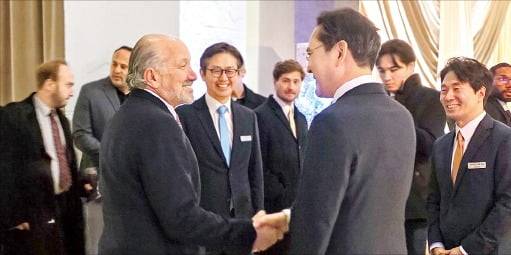 < 러트닉 만난 李회장 > 이재용 삼성전자 회장이 ‘이건희 컬렉션’ 갈라 디너에서 하워드 러트닉 미국 상무장관과 대화하고 있다. /삼성전자 제공