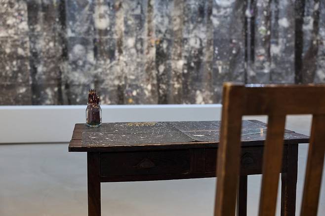 수미 카나자와, 신문지 위의 드로잉, 2025, 신문지, 연필, 가변 설치 / 제공. 포도뮤지엄