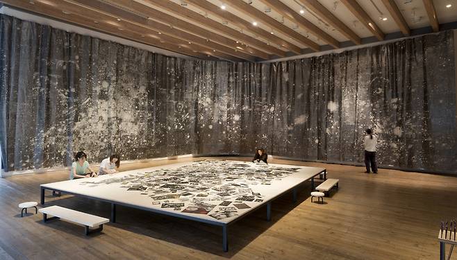 수미 카나자와 작업 모습 / 사진. ⓒMoemi Abe