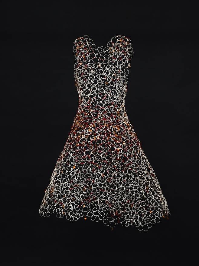 초창기 철사를 원형으로 엮어 작업한 작품 '춤추는 에너지 II', 1999, 철사, 비즈, 직물. /서울공예박물관