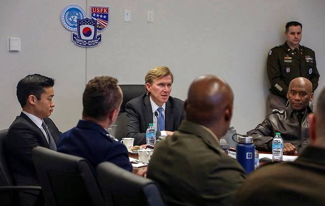 엘브리지 콜비 미국 전쟁부 정책담당 차관이 지난 26일 오후 경기도 평택 소재 주한미군기지인 캠프 험프리스를 방문해 발언하고 있다. 콜비 차관은 제이비어 브런슨 주한미군사령관 겸 한미연합사령관으로부터 전시작전통제권 전환 계획과 주한미군 태세와 작전 계획 등을 보고 받은 것으로 알려졌다. 제이비어 브런슨 사령관 X(트위터) 캡처