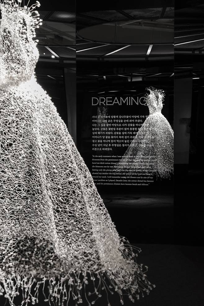 정원의 하얀 매화나무에서 영감을 받아 만든 작품 '백매'. 관람객과 가장 먼저 만나는 이 전시 공간에서 만날 수 있는 작가의 어린 시절 기억을 통해 작품 세계에 보다 깊이 공감할 수 있다. /서울공예박물관
