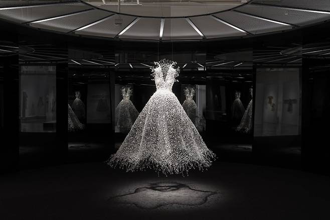 작품 '백매'가 만들어내는 그림자. 금기숙 작가의 작업은 그림자까지가 하나의 작품이다. /서울공예박물관