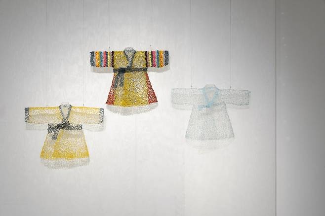 스와로브스키로부터 제공 받은 실제 보석으로 제작한 색동저고리(가운데). /서울공예박물관