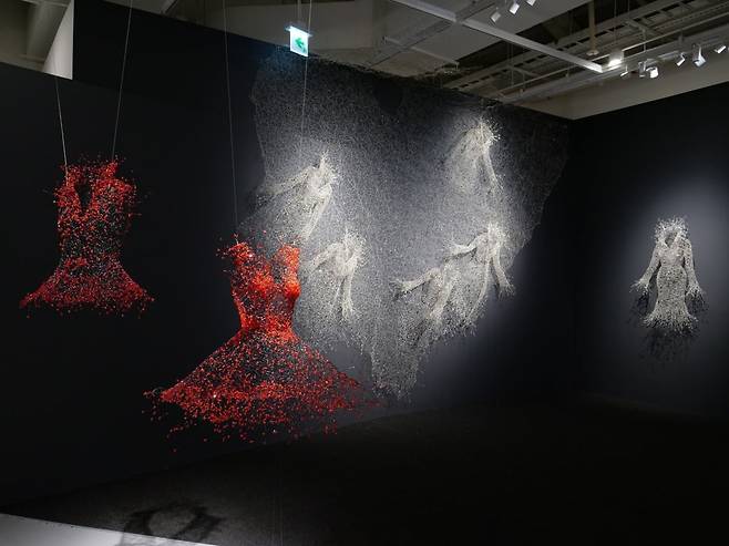 신체를 넘어 벽면으로 확장된 작품 'Enlightenment in Forest', 2011, 철사, 비즈. (뒤) /서울공예박물관