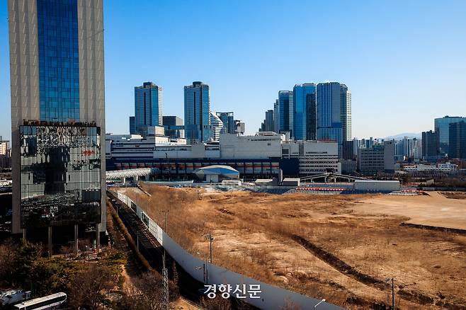 도심 주택 공급 총력전에 나선 정부가 서울 용산국제업무지구 공급 물량을 1만가구로 확대하는 등 수도권 우수 입지 공급 계획이 포함된 ‘도심 주택공급 확대 및 신속화 방안’을 발표한 29일 용산역 일대 부지 모습. 이준헌 기자