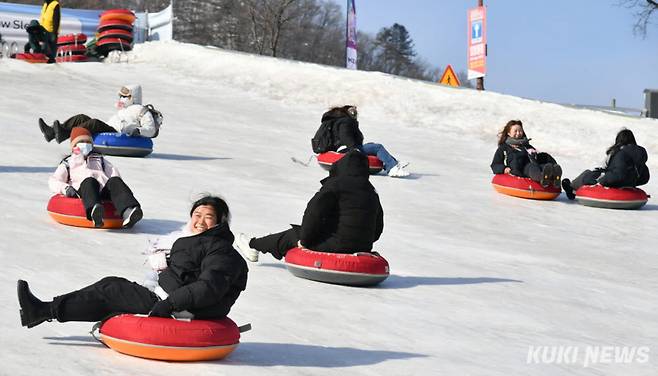 2026 화천산천어축제 폐막을 이틀 앞둔 30일, 축제장을 찾은 내외국인 관광객들이 눈썰매를 타며 겨울의 재미를 만끽하고 있다.&nbsp;