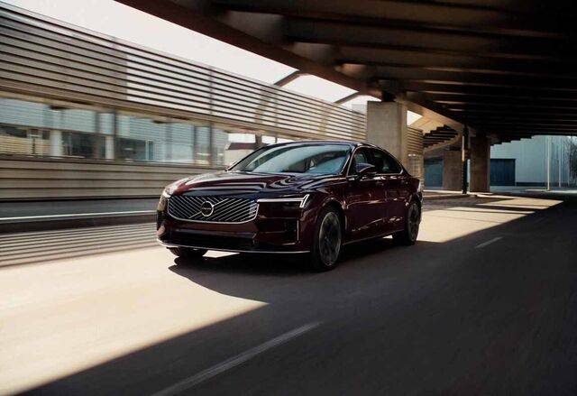 볼보 세단 S90 외관. 길게 뻗은 보닛과 매끈한 측면 라인이 차분하면서도 당당한 인상을 준다. 볼보코리아 제공