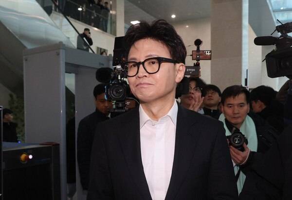 ▲ 한동훈 국민의힘 전 대표가 1월14일 당 윤리위원회가 본인을 제명 결정한 것과 관련해 입장을 밝힌 뒤 회견장을 떠나고 있다. ⓒ연합뉴스