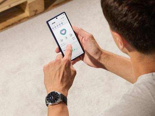 갤럭시 워치와 연동해 실시간 심박수를 측정하고 있는 모습.