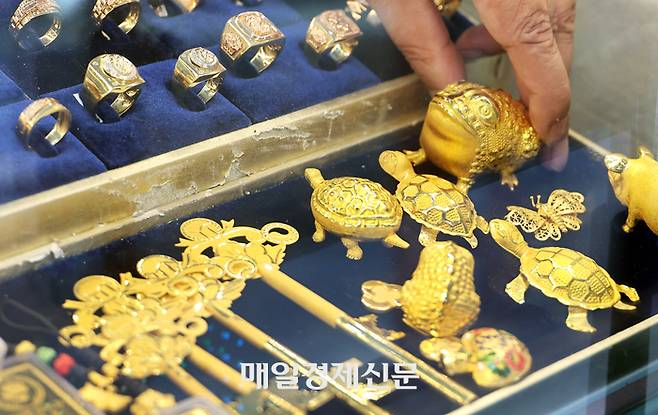 서울 시내 한 금은방에 진열된 금 제품. [이승환기자]