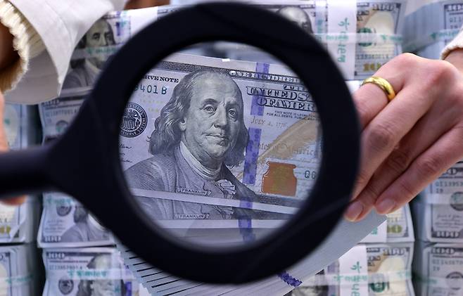 미국 재무부가 한국을 ‘환율 관찰대상국’으로 재지정한 가운데 30일 서울 중구 하나은행 위변조대응센터에서 직원이 달러화를 살펴보고 있다. [뉴스1]