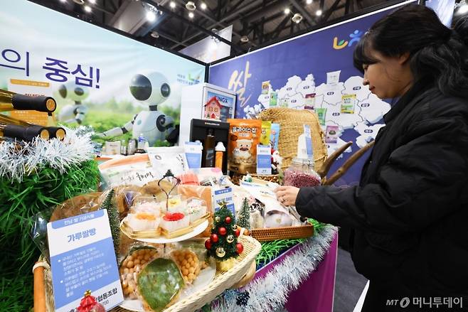 [고양=뉴시스] 최진석 기자 = 28일 경기 고양시 킨텍스에서 열린 2025 우리쌀 우리술 K-라이스페스타에서 관람객이 가루쌀방을 살펴보고 있다.   2025 K-라이스페스타는 우리 쌀 소비촉진과 우수성을 널리 알리기 위해 국산 쌀로 만든 우리 술과 다양한 쌀가공식품을 홍보하고 유통업체와 소비자가 만나는 행사이며 농협경제지주에서 주최 주관 오는 30일까지 계속 된다. 2025.11.28. myjs@newsis.com /사진=최진석