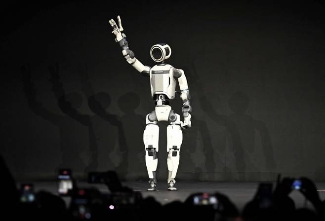 세계 최대 가전·정보기술(IT) 전시회 'CES 2026' 개막을 하루 앞둔 5일(현지시간) 미국 네바다주 라스베이거스 만달레이베이에서 열린 현대차그룹 프레스 컨퍼런스에서 차세대 전동식 아틀라스 시제품이 손인사하고 있다. (공동취재) 2026.1.6/뉴스1 Copyright (C) 뉴스1. All rights reserved. 무단 전재 및 재배포, AI학습 이용 금지. /사진=뉴스1