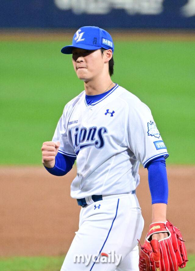 2025년 10월 14일 오후 대구 삼성라이온즈파크에서 열린 '2025 신한 SOL Bank KBO 포스트시즌' SSG 랜더스와 삼성 라이온즈의 준플레이오프 4차전 경기. 삼성 이호성이 8회를 막은 뒤 기뻐하고 있다./마이데일리