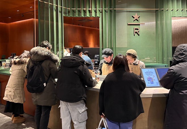 30일 오전 서울 종로구 스타벅스 리저브 광화문점에서 고객들이 한정 판매되는 ‘두바이 쫀득롤’을 주문하고 있다. 강승연 기자