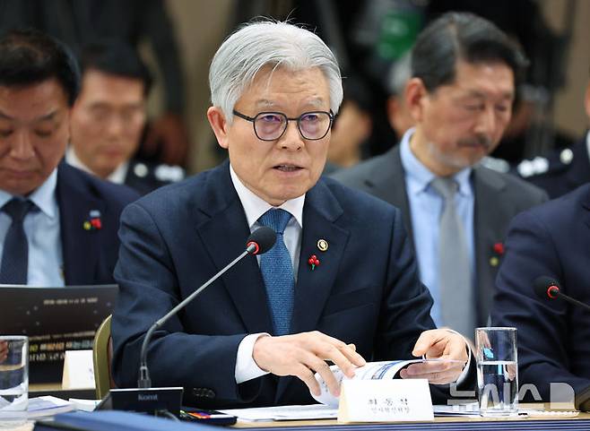 [세종=뉴시스] 최동준 기자 = 최동석 인사혁신처장이 지난달 17일 세종시 정부세종컨벤션센터에서 이재명 대통령에게 인사혁신처 업무보고를 하고 있다. (대통령실통신사진기자단) 2025.12.17. photocdj@newsis.com