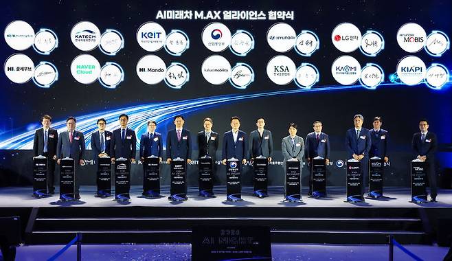 [서울=뉴시스] 지난 15일 서울 동대문디자인플라자(DDP)에서 열린 'AI 미래차 M.AX 얼라이언스' 협약식에 참석한 류긍선 카카오모빌리티 대표(왼쪽 일곱째)가 다른 참석자와 함께 기념촬영을 하고 있다. (사진=카카오모빌리티 제공) 2026.01.16 photo@newsis.com *재판매 및 DB 금지